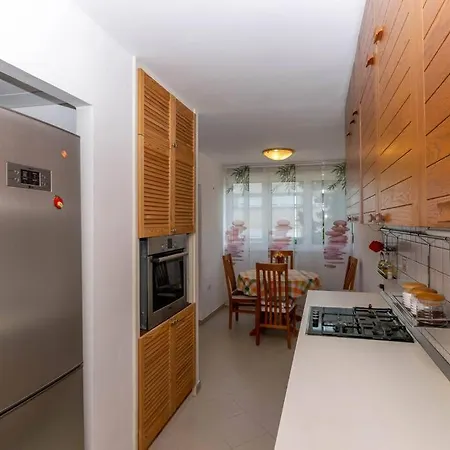 Rose Apartment Split